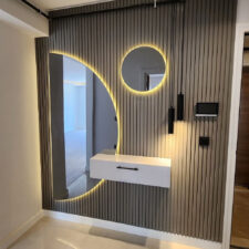 μεγάλη επένδυση σε τοιχο εισόδου απο Woodline Saliveros Team