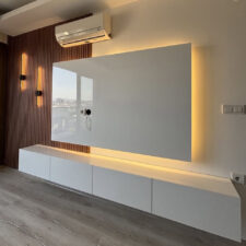 Επένδυση τοίχου με λεπτά πολυεστερικά πηχάκια σε καθαρή γεωμετρική γραμμή.