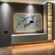 Τοίχος με διακοσμητικά πηχάκια και ντουλάπια βάσης ή βιτρίνες για αποθήκευση και προβολή