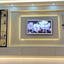 Αρχιτεκτονική επένδυση τοίχου με πηχάκια σε συνδυασμό με πρακτικά ντουλάπια βάσης ή βιτρίνες.