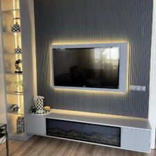 Κομψός τοίχος με επένδυση πηχακίων και συμπληρωματικά ντουλάπια βάσης ή βιτρίνες.