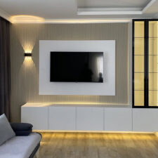 Επένδυση τοίχου με πηχάκια, εμπλουτισμένη με ντουλάπια βάσης ή διαφανείς βιτρίνες