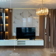 Διαμόρφωση τοίχου με πηχάκια που συνδυάζεται αρμονικά με ντουλάπια βάσης ή βιτρίνες