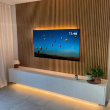 Σύγχρονη λύση επένδυσης τοίχου με πηχάκια και ντουλάπια βάσης ή βιτρίνες.