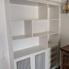 ειδική κατασκευή με ράφια και κάλυμμα καλοριφέρ από την Woodline Saliveros