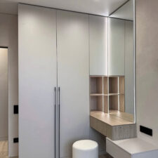 Ντουλάπα υπνοδωματίου κατά παραγγελία που συνδυάζει λειτουργικότητα και κομψό σχεδιασμό.