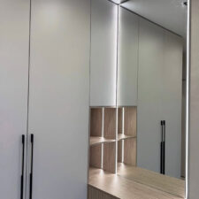 Ντουλάπα υπνοδωματίου κατά παραγγελία που συνδυάζει λειτουργικότητα και κομψό σχεδιασμό.