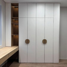 Ντουλάπα που ενσωματώνεται αρμονικά στον χώρο σας.