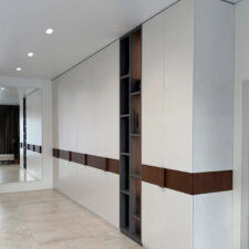 Μοντέρνα ντουλάπα με άψογη εκμετάλλευση χώρου και minimal αισθητική.