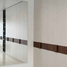 Μοντέρνα ντουλάπα με άψογη εκμετάλλευση χώρου και minimal αισθητική.