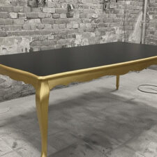 τραπέζι σε καρυδί με χρυσή βάση