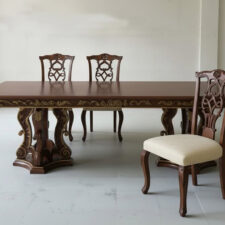 τραπεζαρία σε χρώμα ξύλου