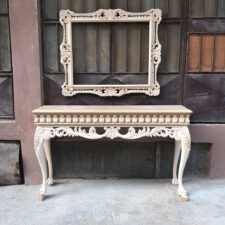 Κλασική κονσόλα από φυσικό ξύλο για κομψό χώρο