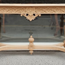 Χειροποίητη ξύλινη κονσόλα με παραδοσιακό σχεδιασμό και σκάλισμα