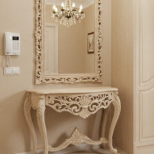 ξύλινη κονσόλα με σκαλίσματα και καθρέφτη κομποζέ