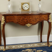 Ξύλινη κονσόλα σε παλαιωμένο φινίρισμα για ρετρό σαλόνι