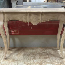 Ξύλινη κονσόλα σε παλαιωμένο φινίρισμα για ρετρό σαλόνι σκελετός