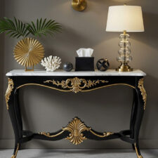 Κλασική ξύλινη κονσόλα εισόδου με vintage λεπτομέρειες