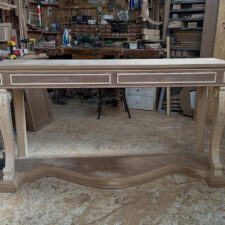 Παραδοσιακή κονσόλα από φυσικό ξύλο με συρτάρια σκελατός οξιάς