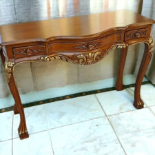 Κλασική ξύλινη κονσόλα για είσοδο ή σαλόνι