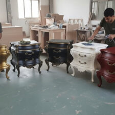 κλασσικά κομοδίνα σε διάφορα χρώματα