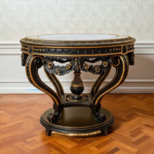 τραπεζάκι σε στρογγυλό με σκαλίσματα