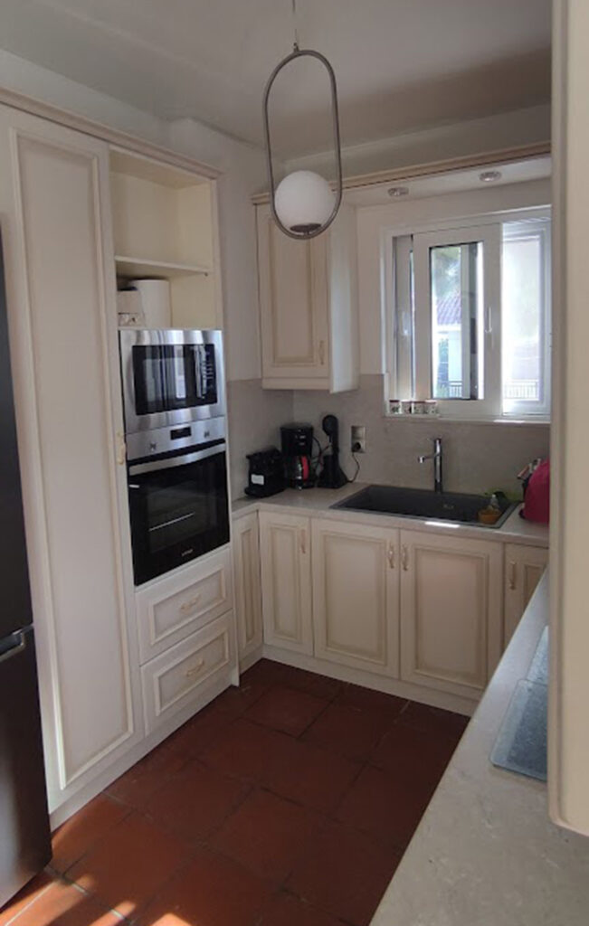 ασπρη κουζίνα βάση σχεδίου Woodline Saliveros