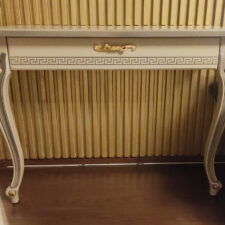 κονσόλα με σχέδιο versace από την Woodline Saliveros